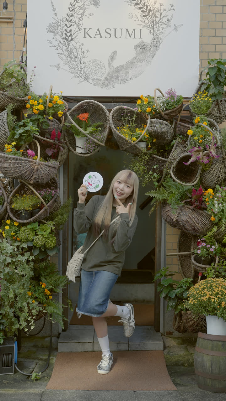 1階の入口。KASUMIの看板と、花のかごが並ぶ