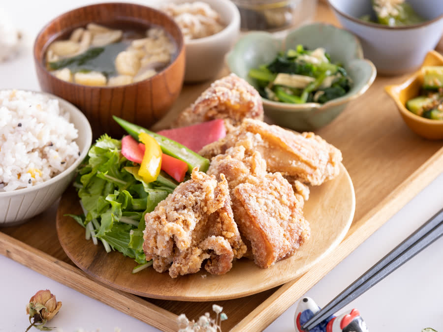 鶏の唐揚げとおばんざいセット